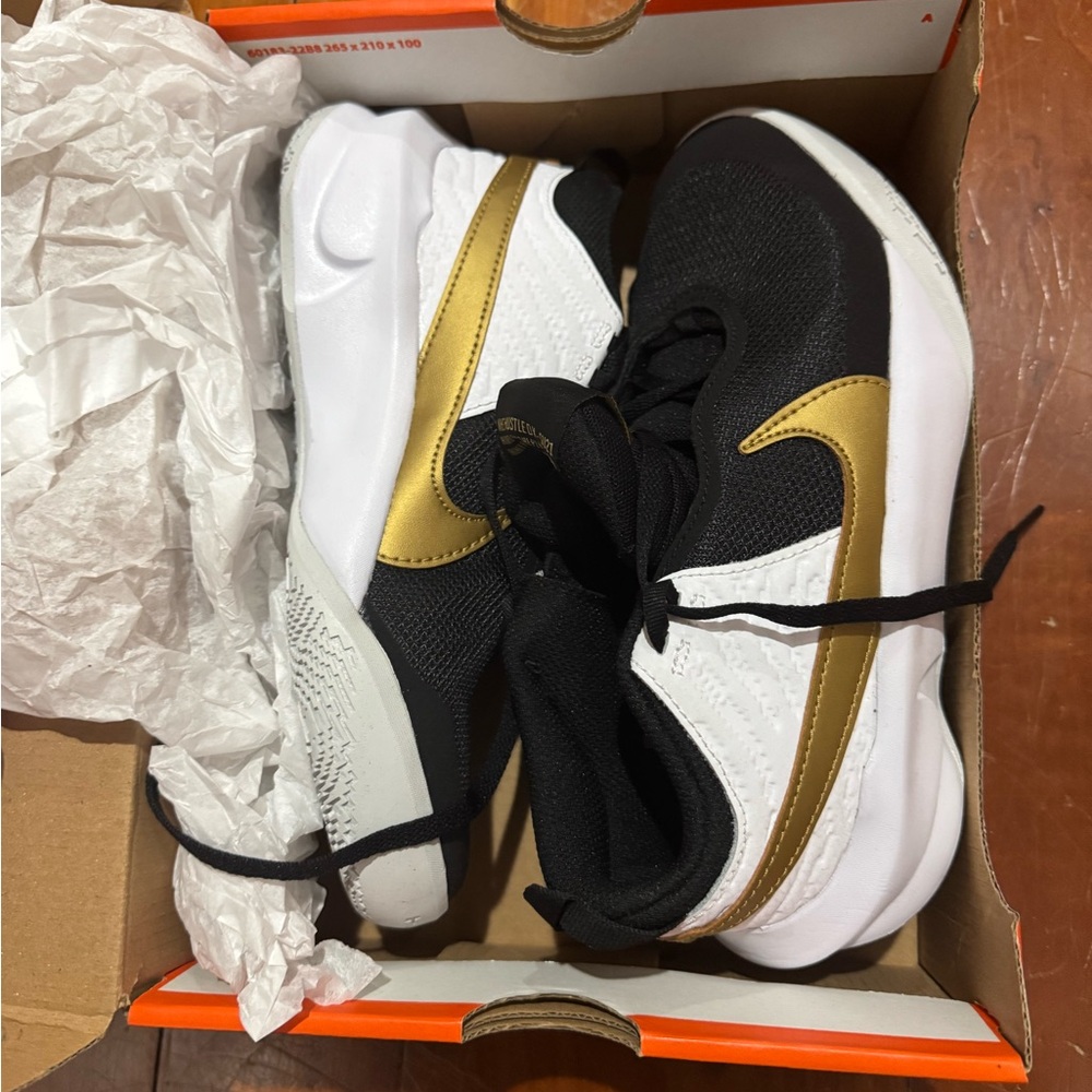 Nike Kids Team Hustle D 10 Basketball shoes - Picture 3 of 4